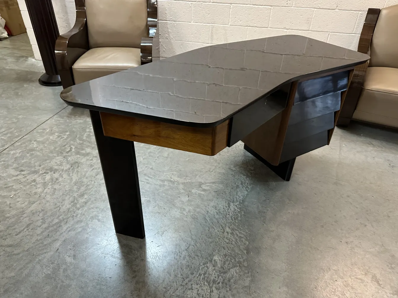 Um escritório antigo com design suave e elegante, ideal para um ambiente de trabalho. Inclui uma gaveta prática.