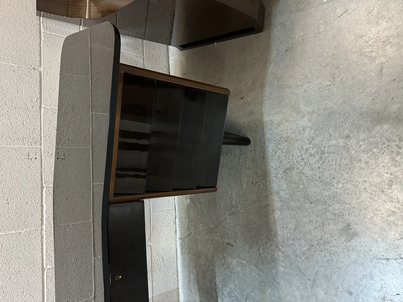 escritorio antigo com prateleiras e um design elegante no canto