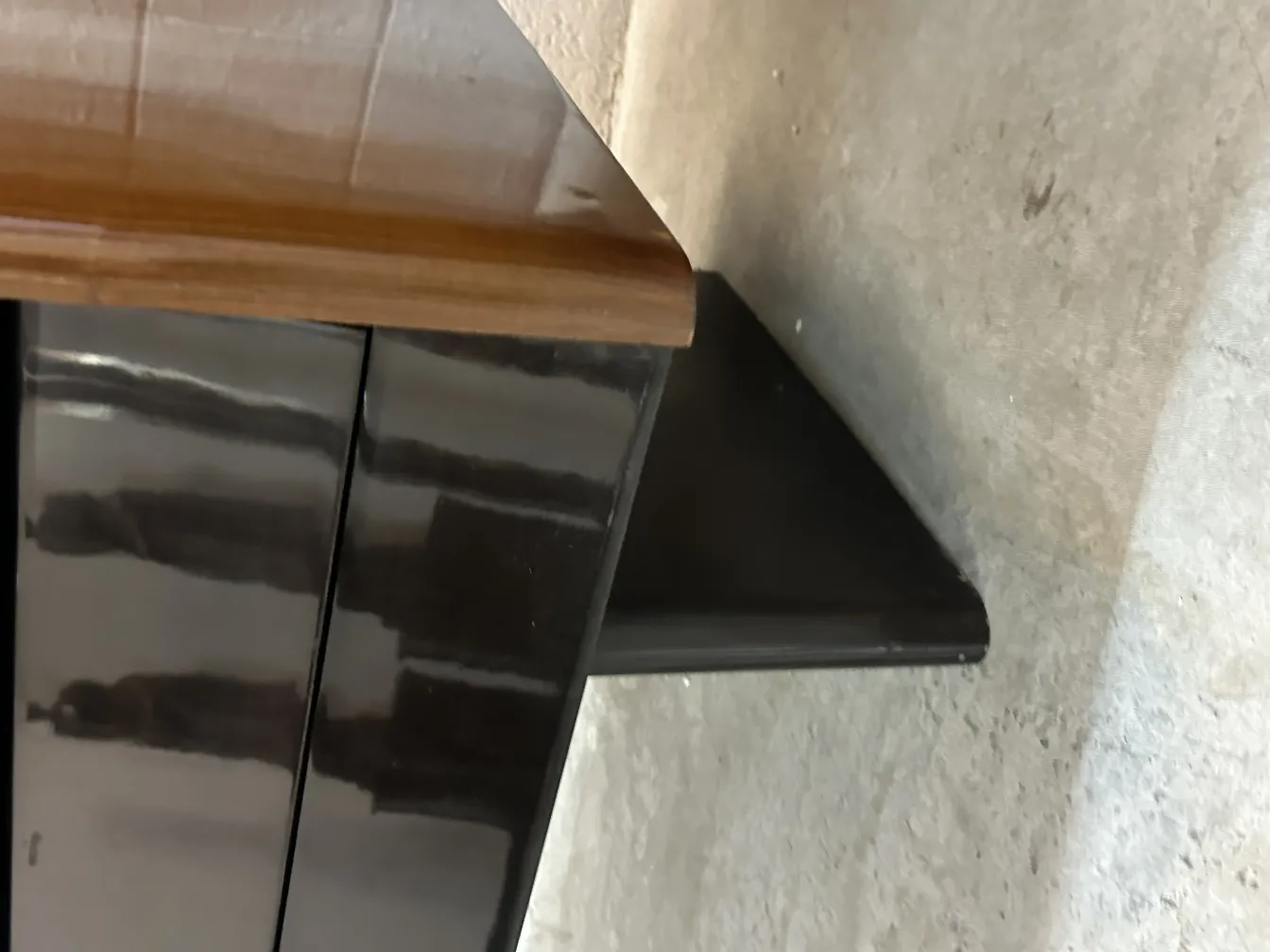 Antiker Schreibtisch mit glänzender Oberfläche und eleganten Linien in modernem Umfeld.