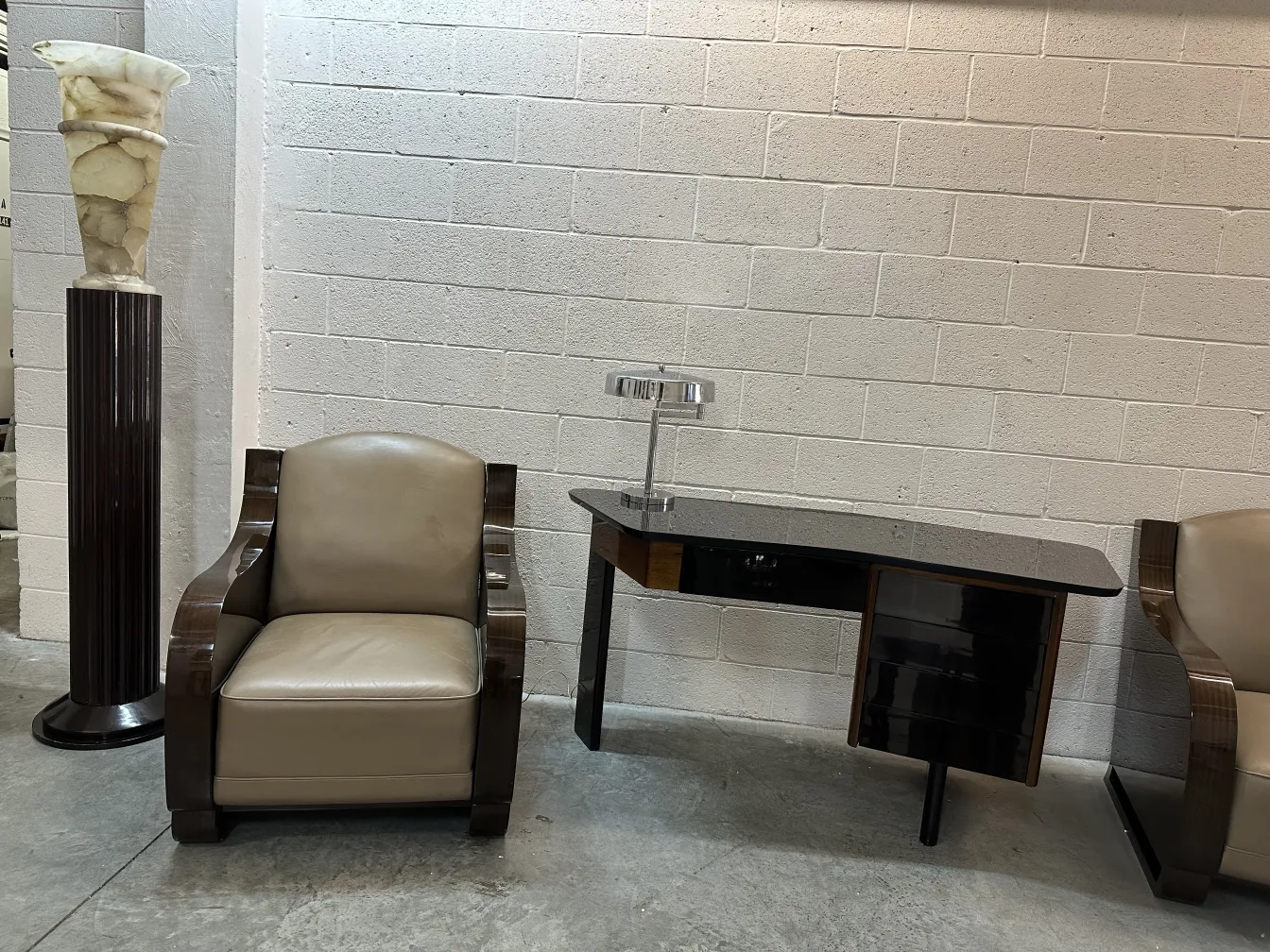 escritorio antigo com lâmpada e cadeira de couro em ambiente moderno