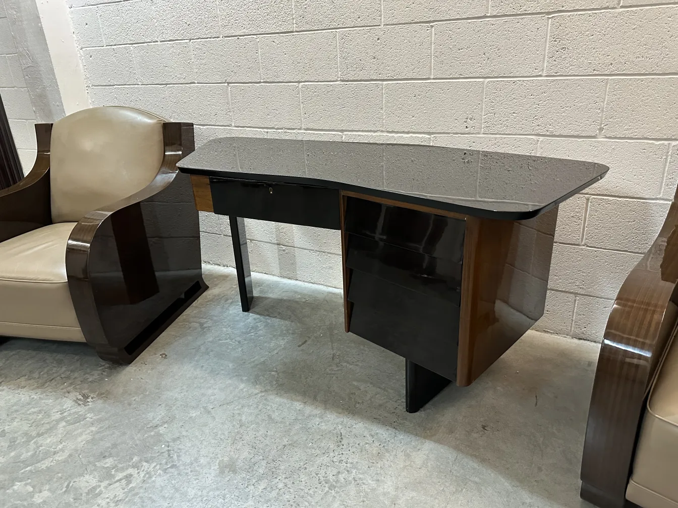 escritorio antiguo con un diseño elegante y moderno en un ambiente acogedor