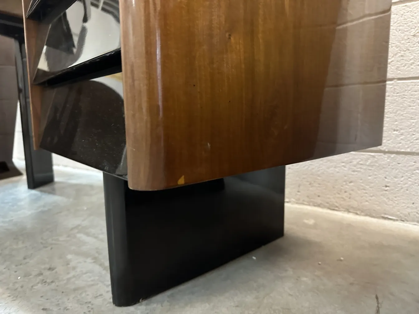 antiker schreibtisch mit elegantem modernem design