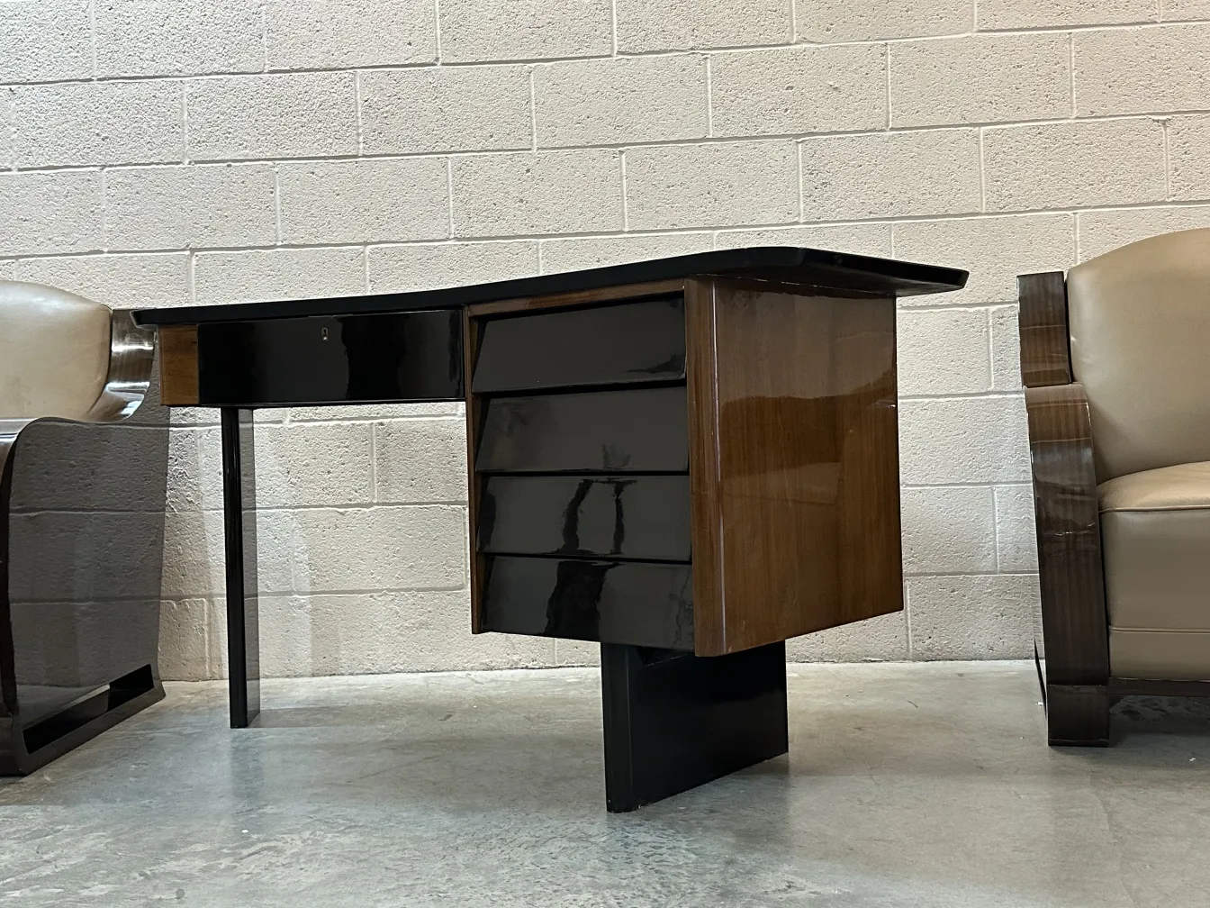 antiker Schreibtisch mit elegantem Design und Schublade