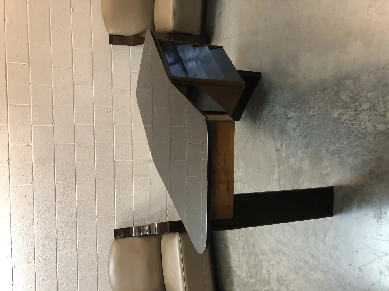 escritorio antiguo con superficie rectangular y patas de diseño