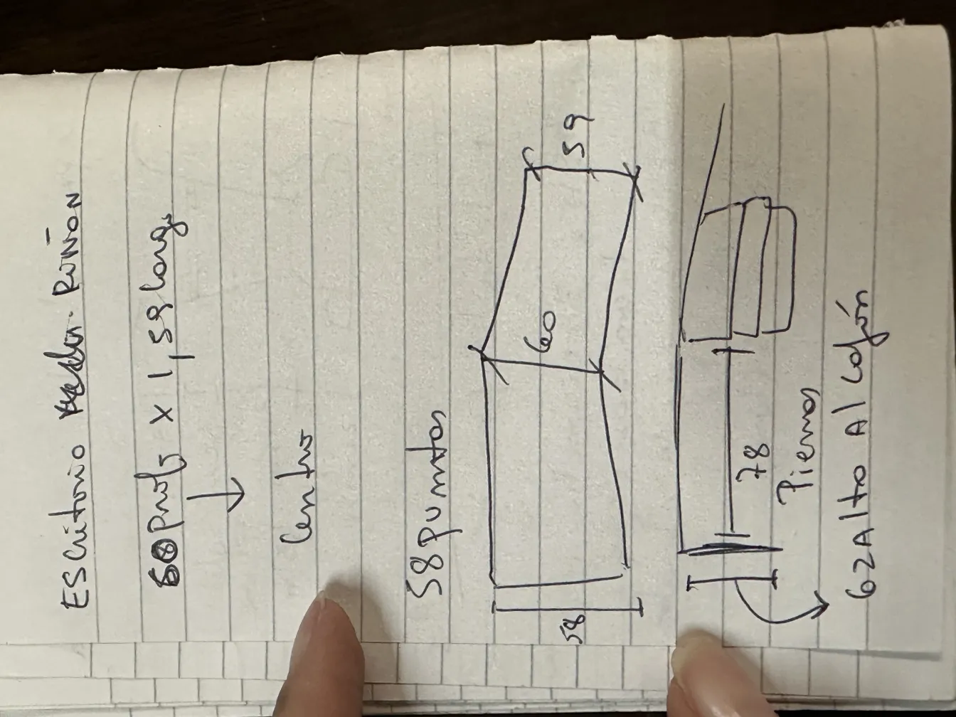 手書きの寸法が書かれた古いデスク