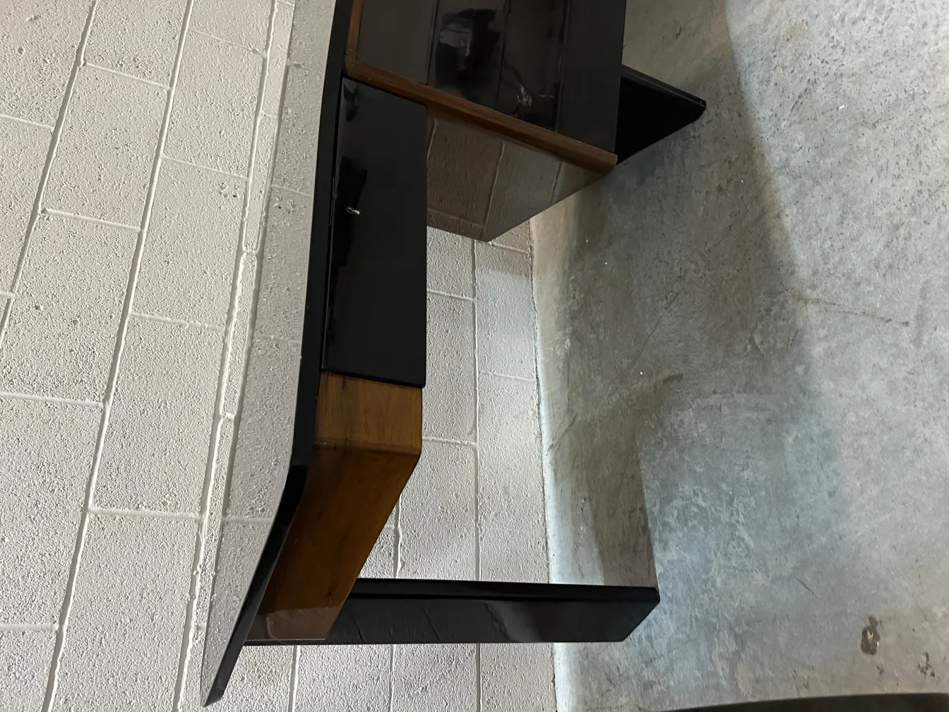 escritorio antigo em preto e madeira, com design elegante