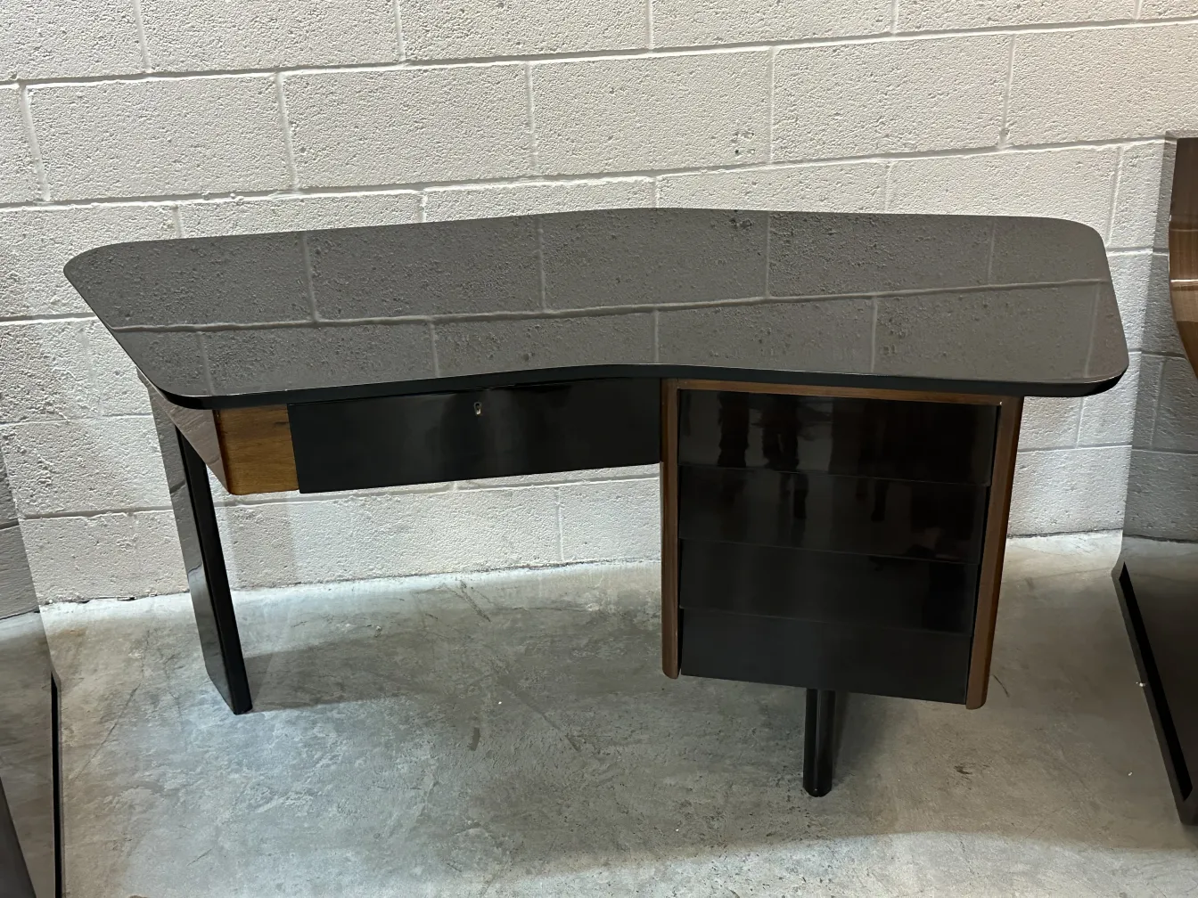 Antiker Schreibtisch mit einzigartigem und elegantem Design, mit Schubladen und markanter Oberfläche.