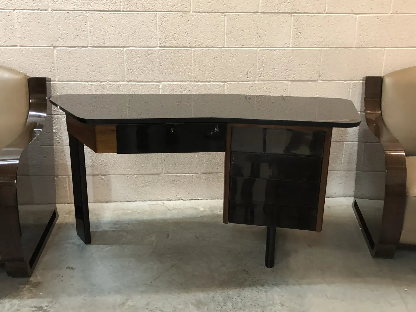 escritorio antigo com dois gavetas, fundo simples, ambiente neutro