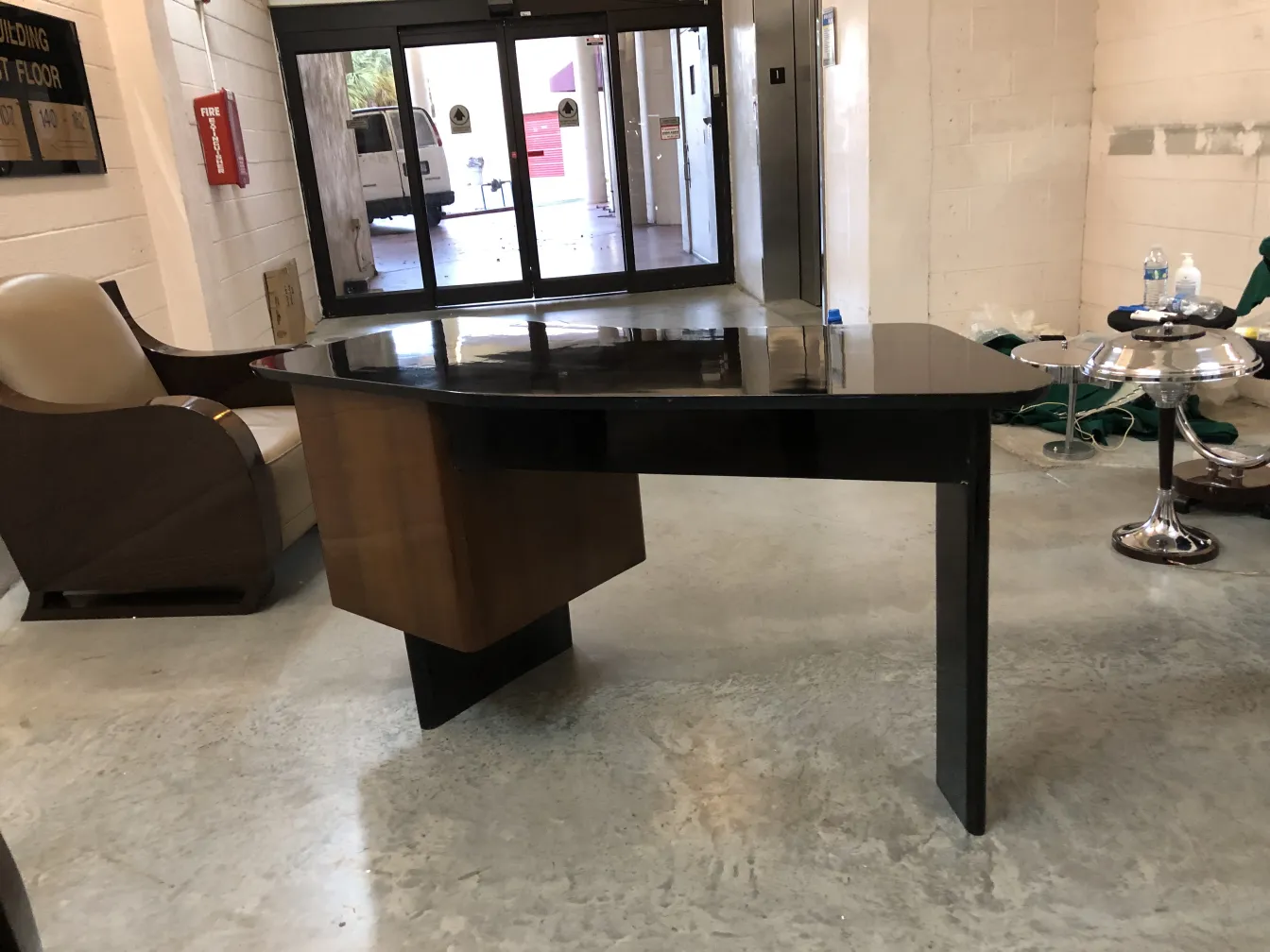 escritório antigo com superfície brilhante em um ambiente moderno