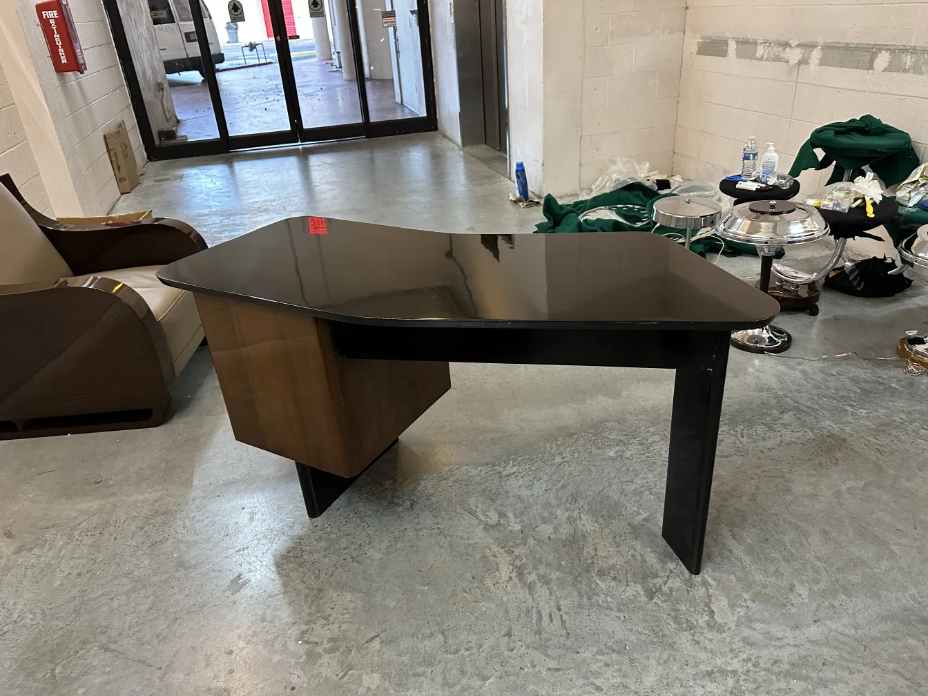 bureau ancien avec design moderne et surface noire, fond avec chaise et divers objets