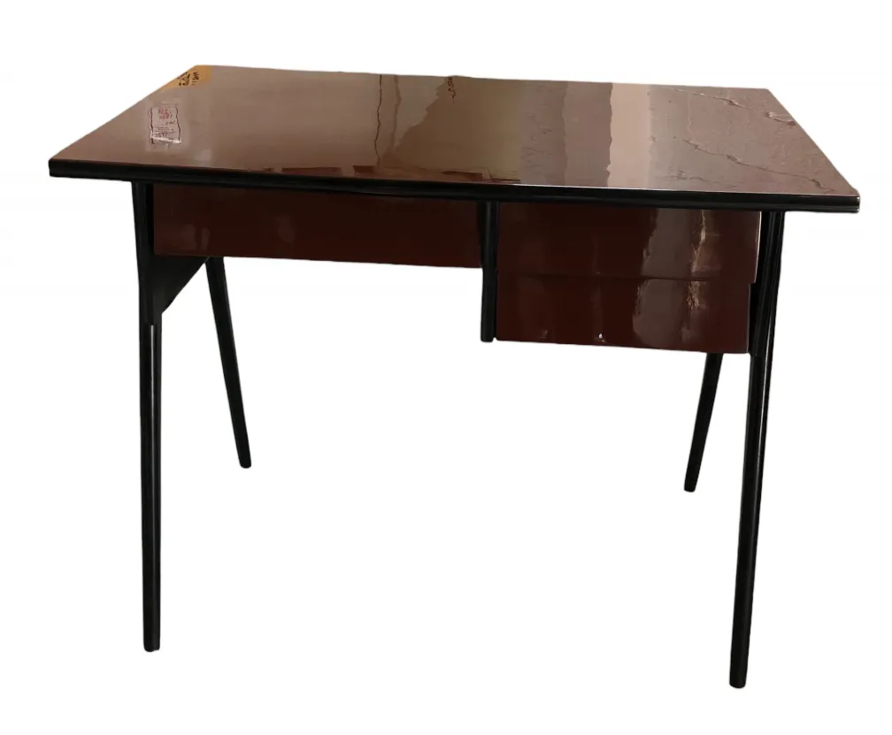 Vista di una scrivania antica con due cassetti, color marrone e gambe nere.