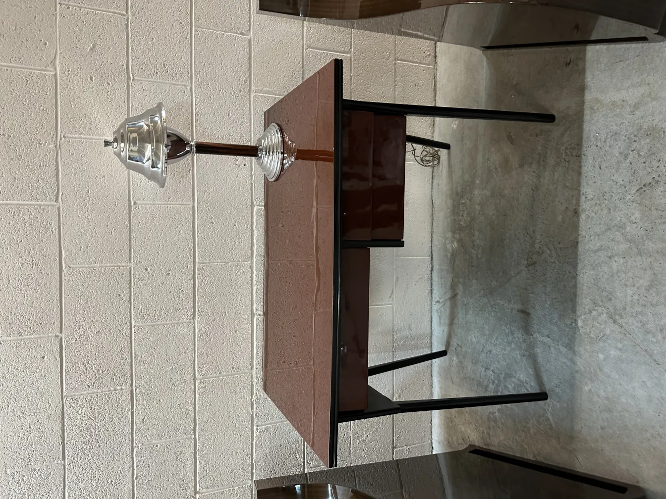 antiker schreibtisch mit einem eleganten design und lampe