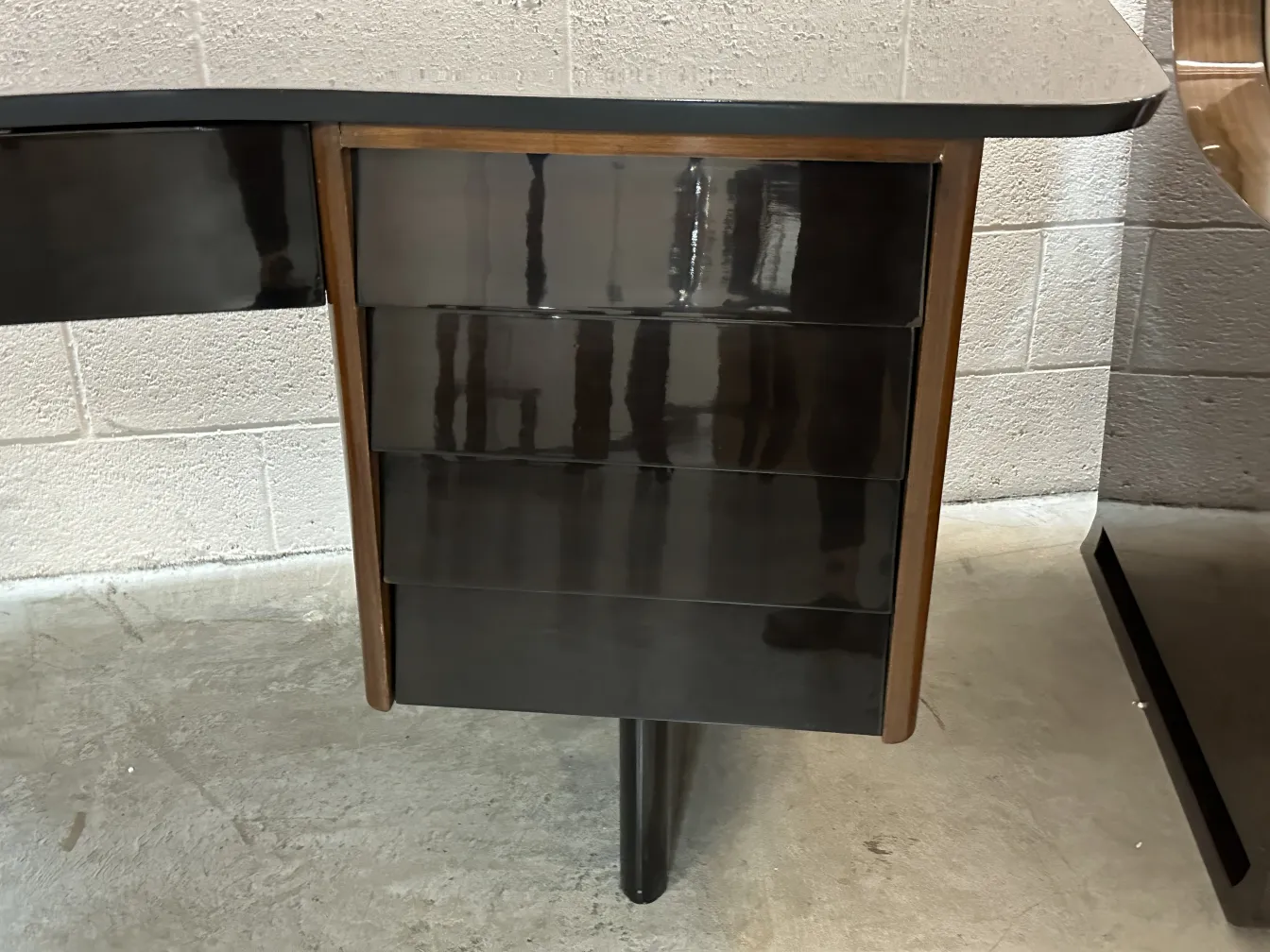 Vista di una scrivania antica con due cassetti scuri in una stanza.