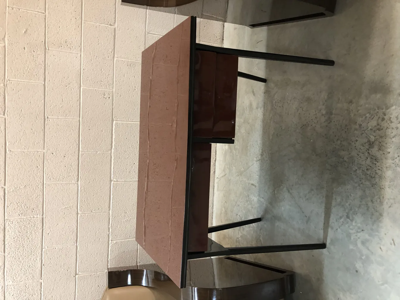 escritorio antigo, design simples, pernas pretas, ambiente neutro