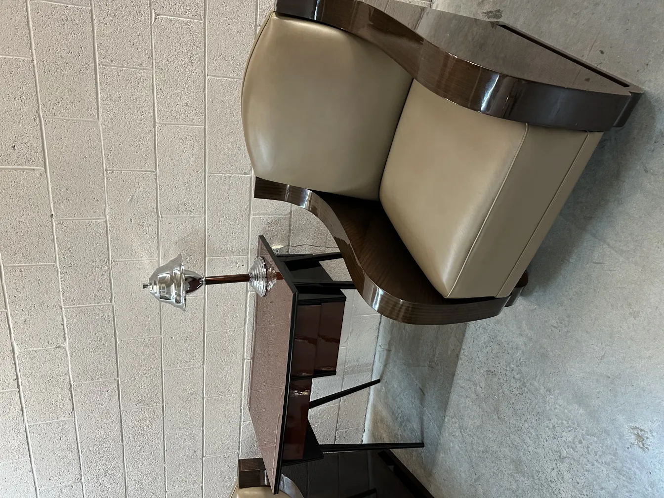 vue d'un bureau ancien avec chaise et lampe