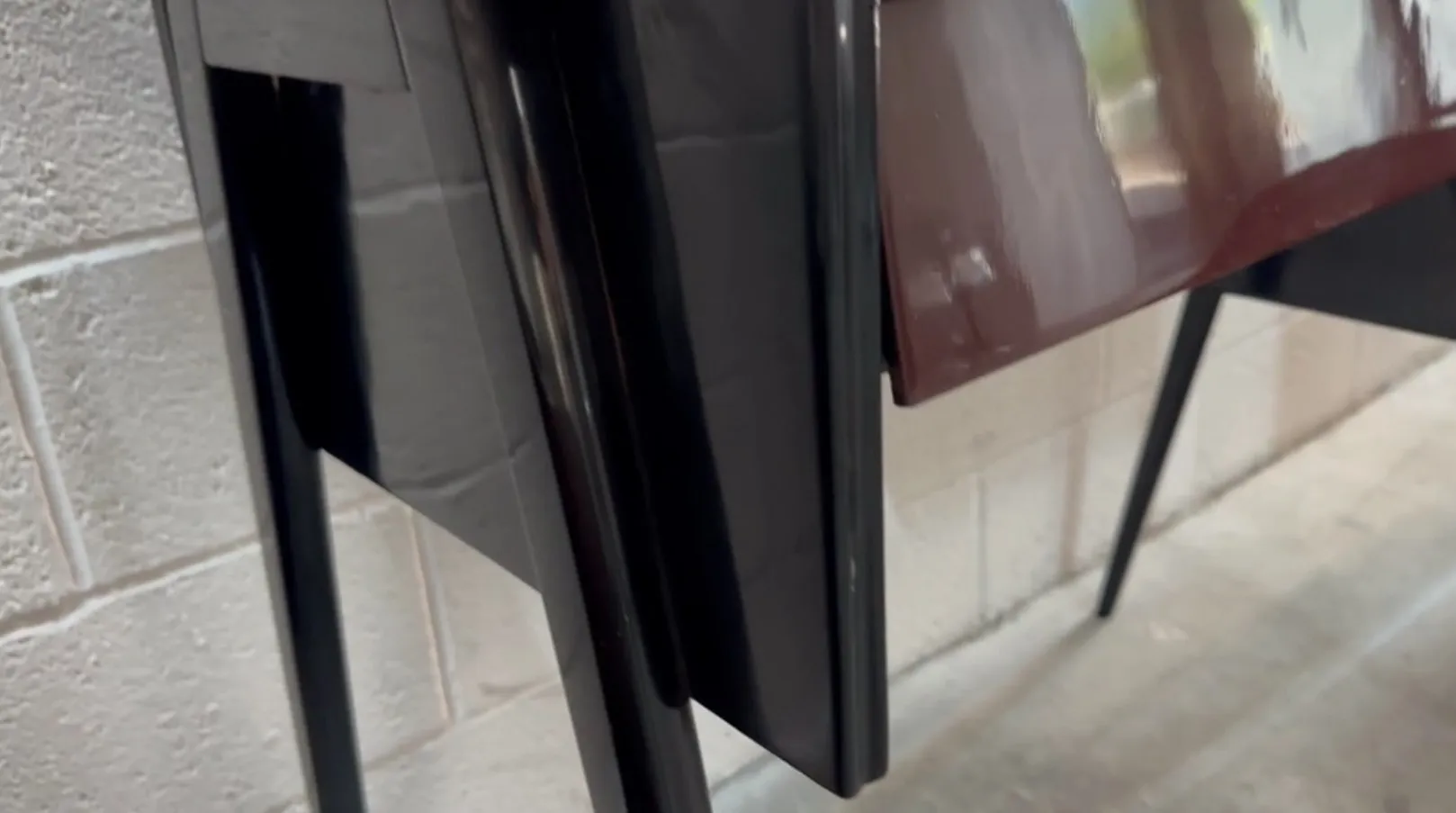 古董书桌，优雅的设计，现代环境中。