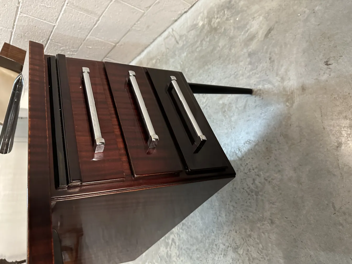 Escritorio antiguo con estantes de varios niveles en un entorno moderno.