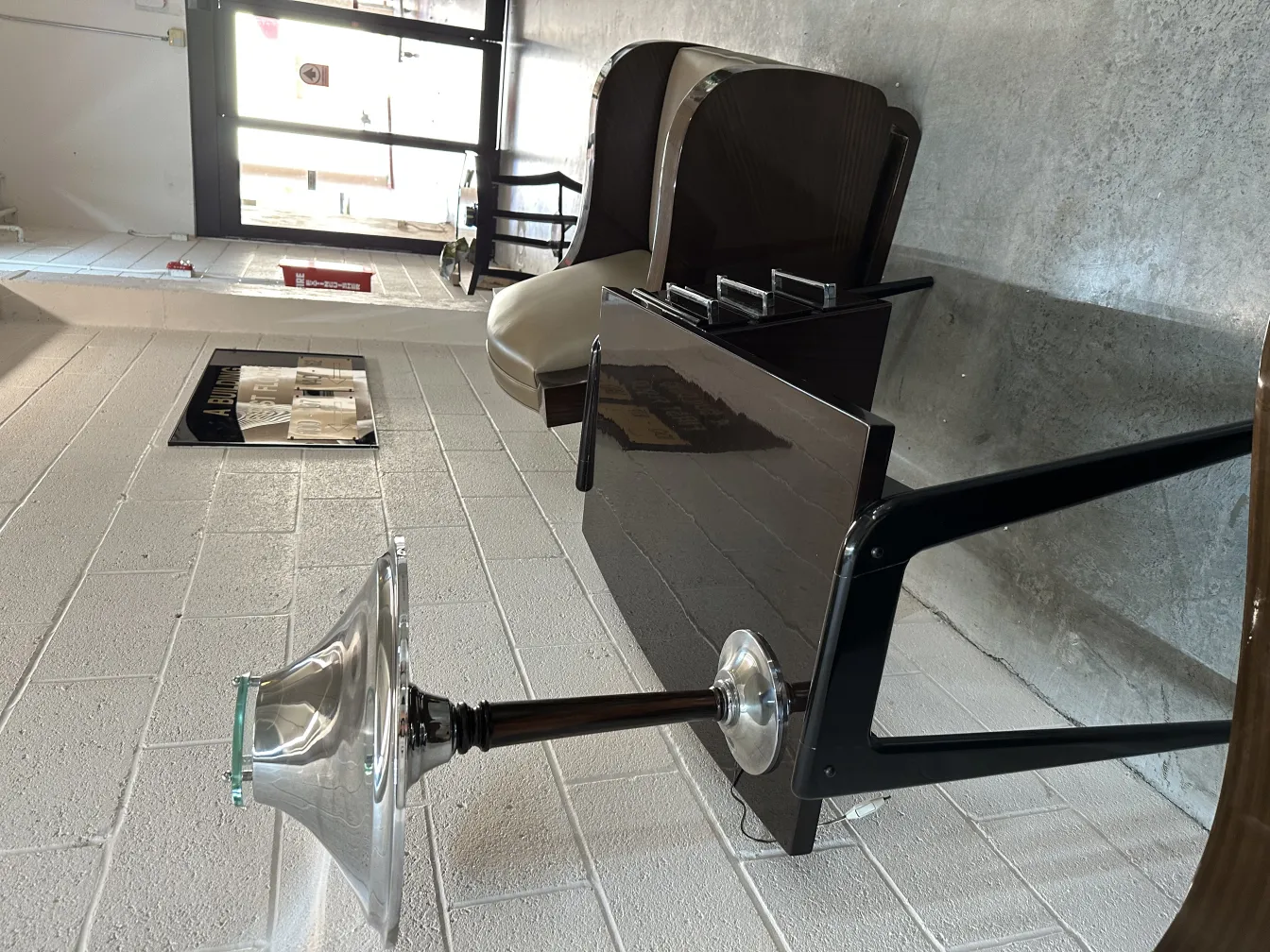 vue d'un bureau ancien dans un environnement moderne avec des chaises