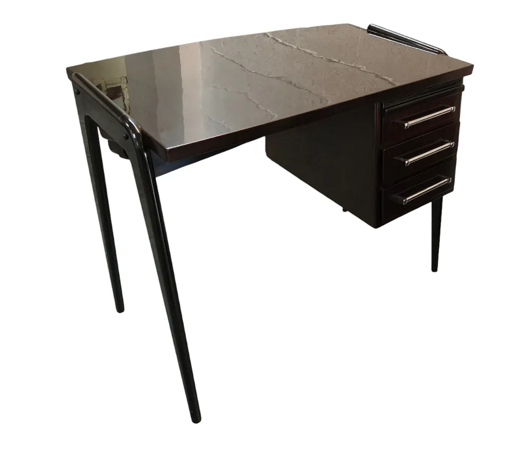 antiker Schreibtisch mit klarer Oberfläche und eleganten Beinen