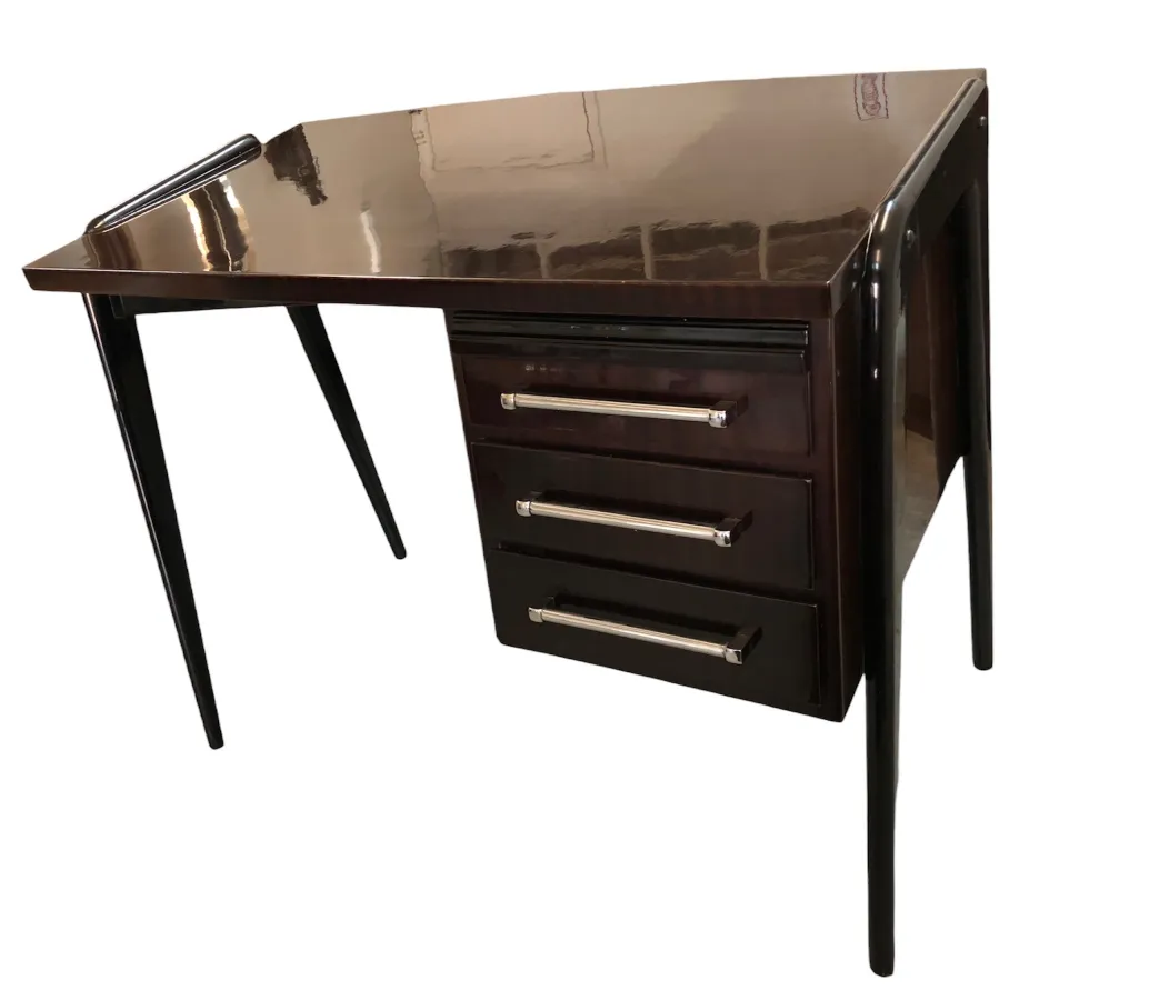 古いデスク、光沢のある仕上げ、3つの引き出し付き