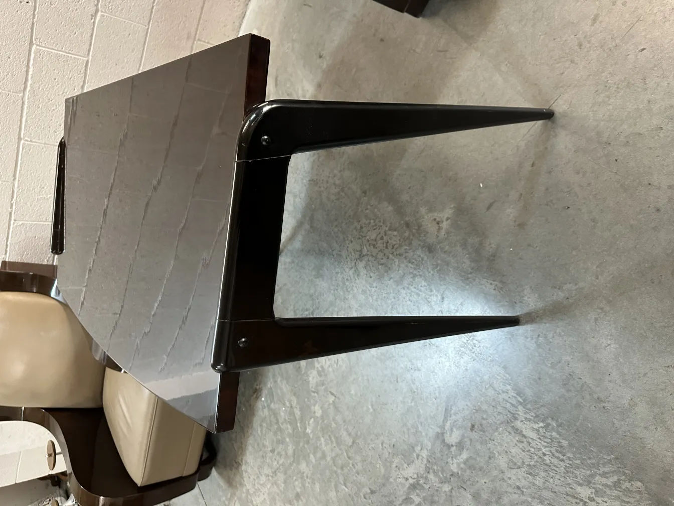 antiker Schreibtisch mit einfachem Design, flacher Oberfläche und schrägen Beinen.