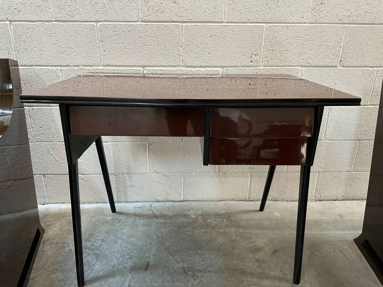 bureau ancien avec surface brillante et pieds inclinés