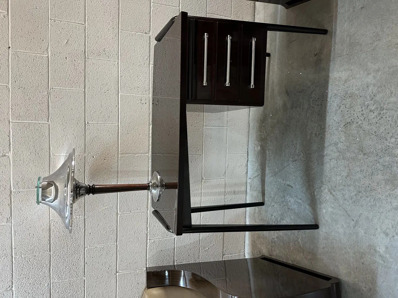 escritorio antiguo con estructura elegante y dos cajones