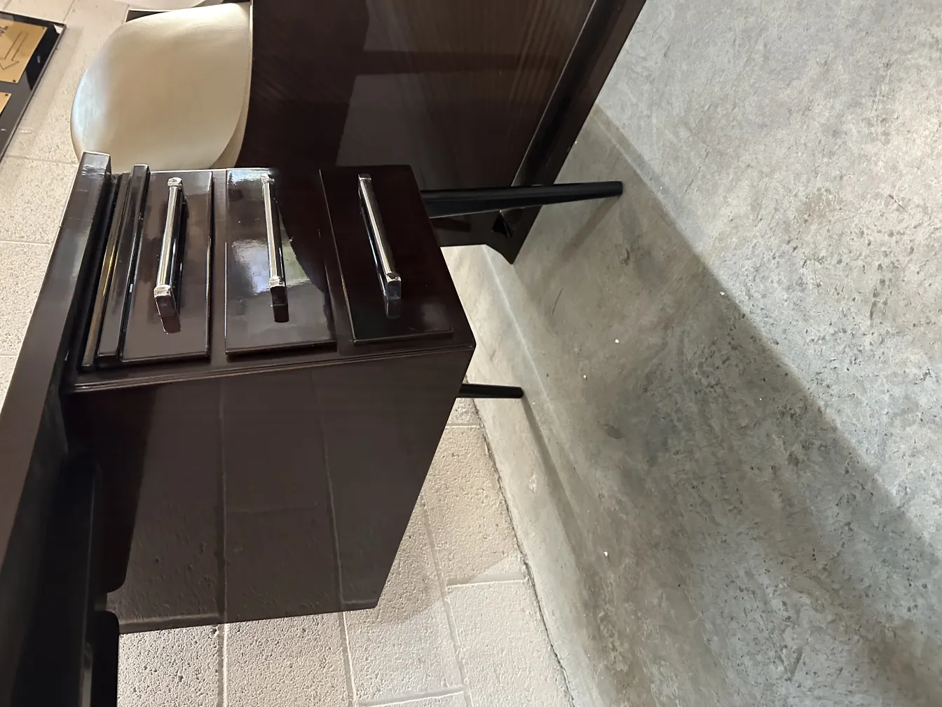 Antiker Schreibtisch mit elegantem Design und Schublade