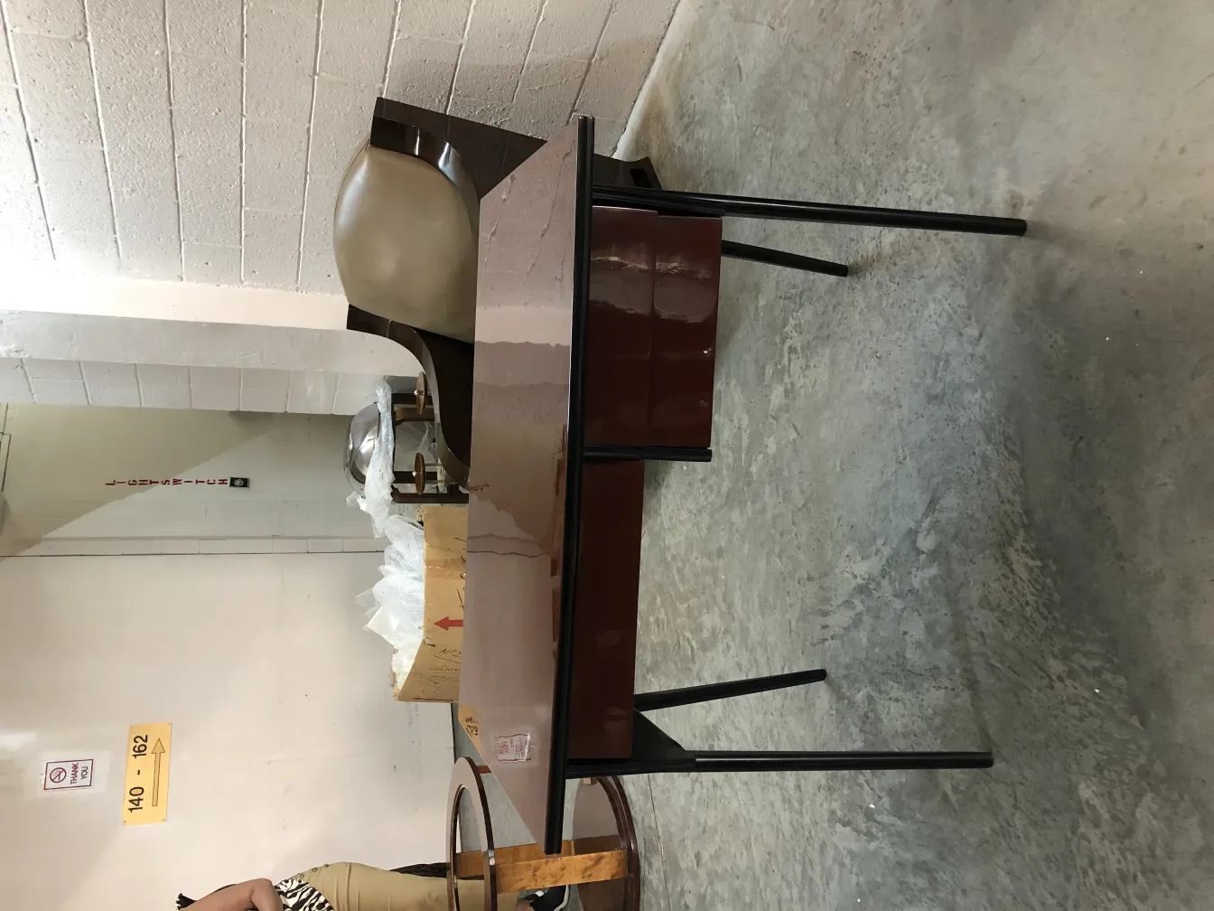 Bureau ancien avec une finition brillante et des chaises