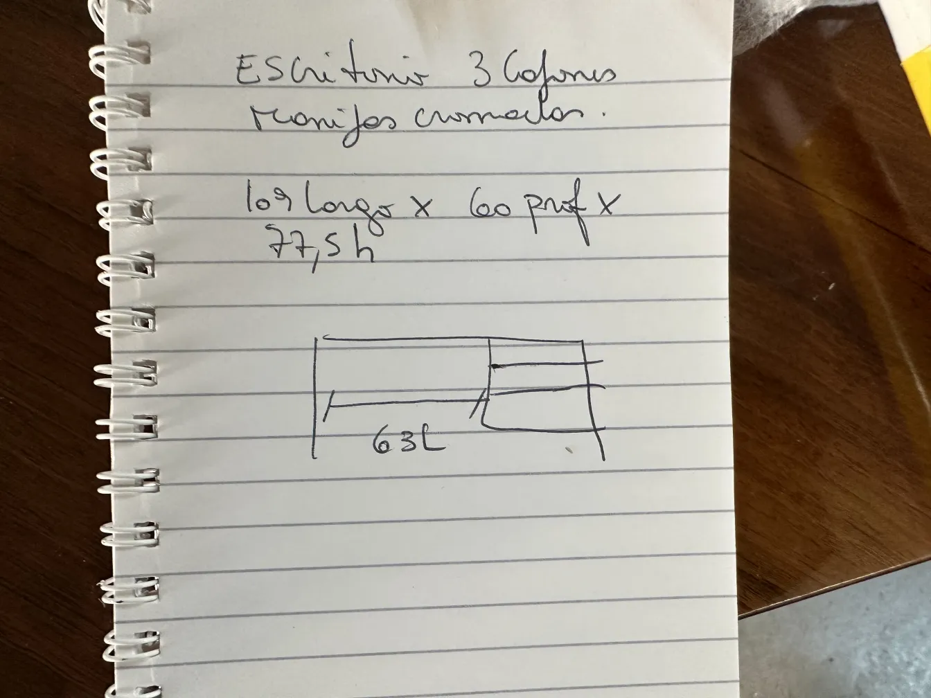 Antiker Schreibtisch mit von Hand gezeichneten Maßen.