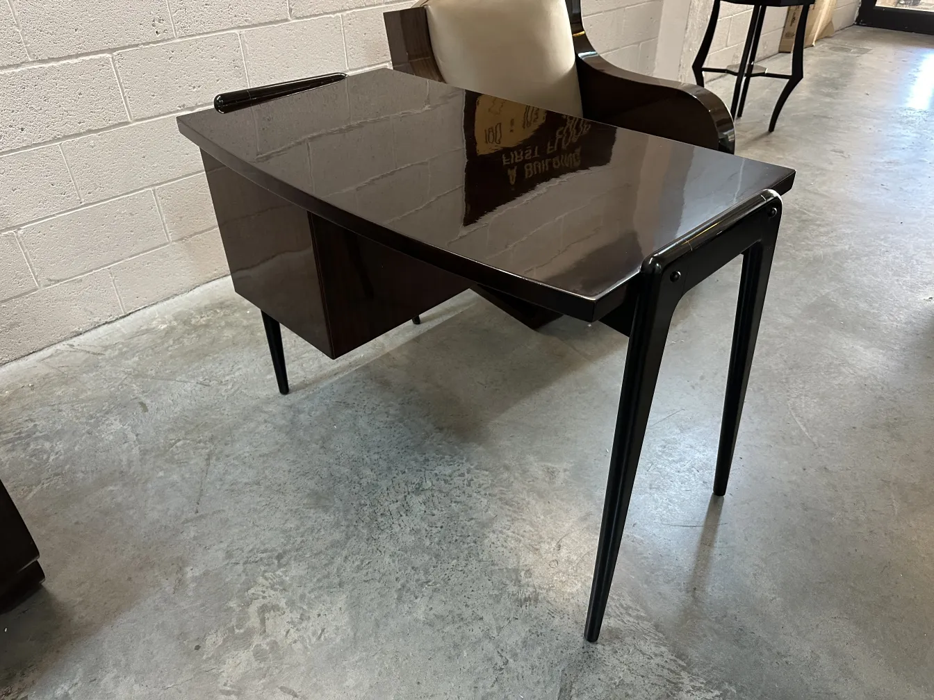 escritorio antiguo de forma elegante con un diseño curvo