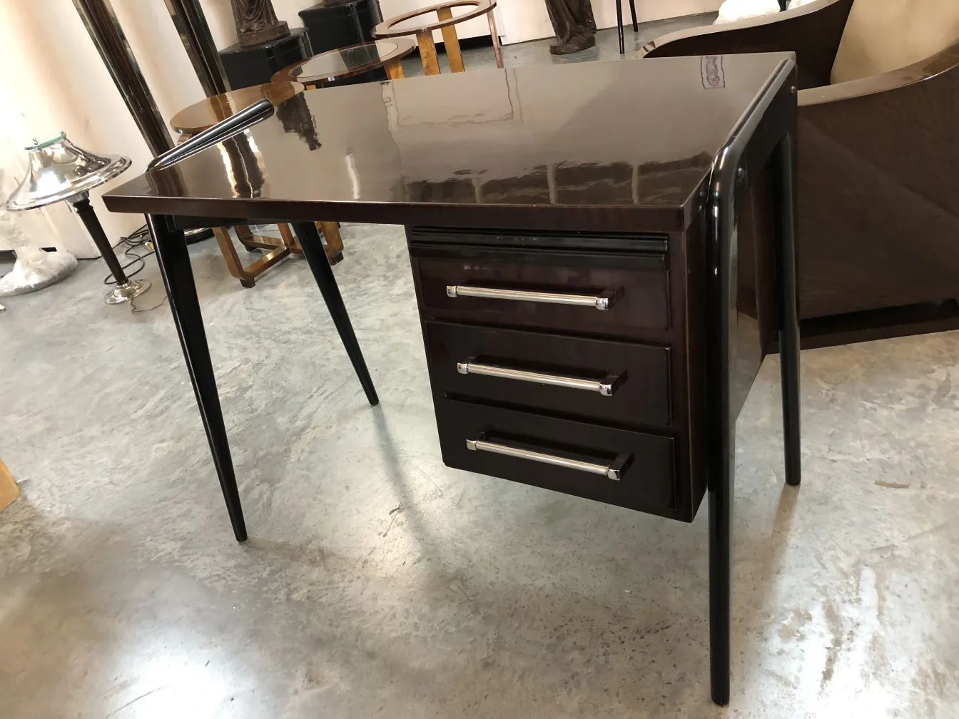 bureau ancien avec trois tiroirs et pieds fins