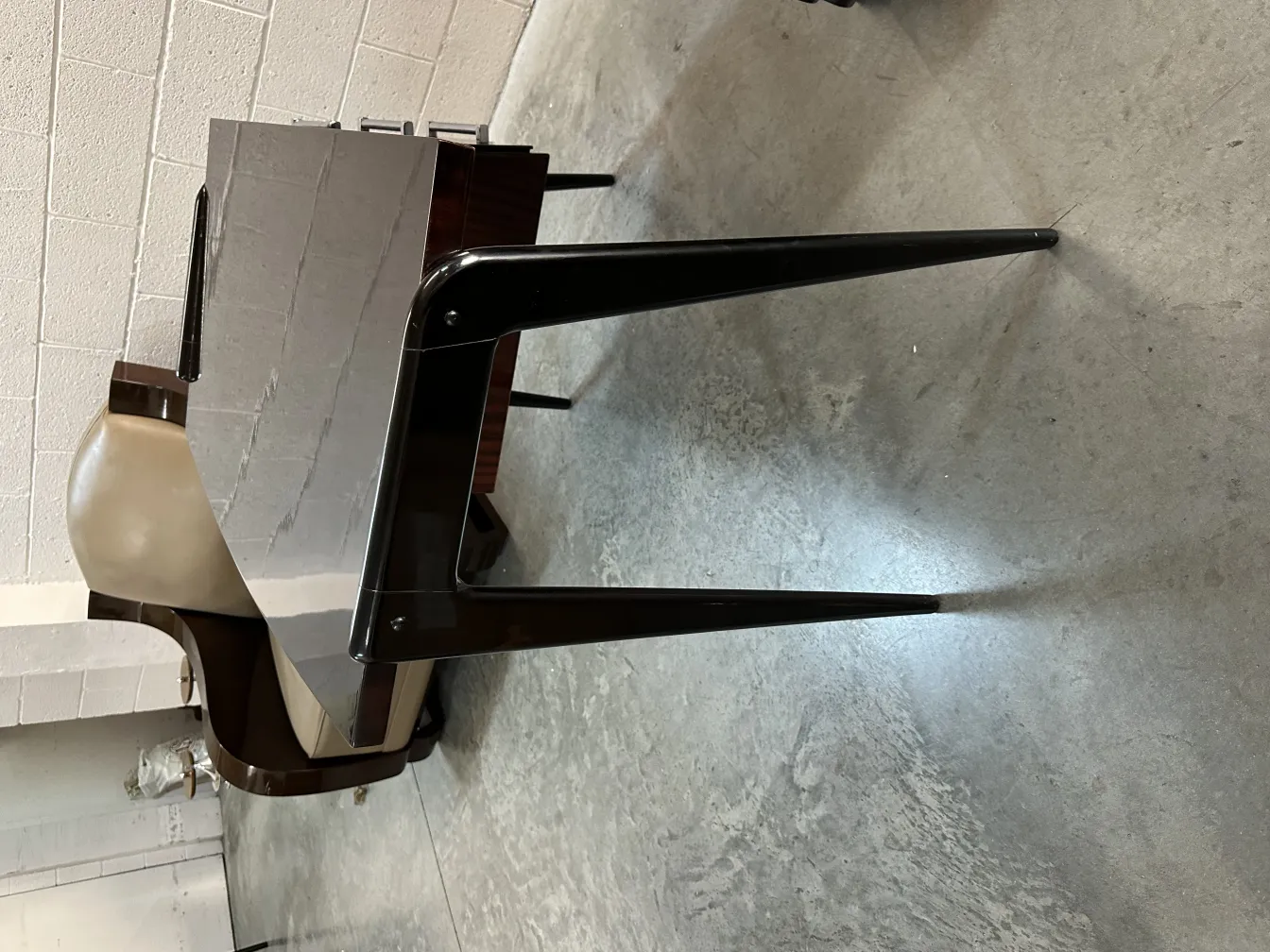 Escritorio antiguo elegante con patas estilizadas y fondo moderno.