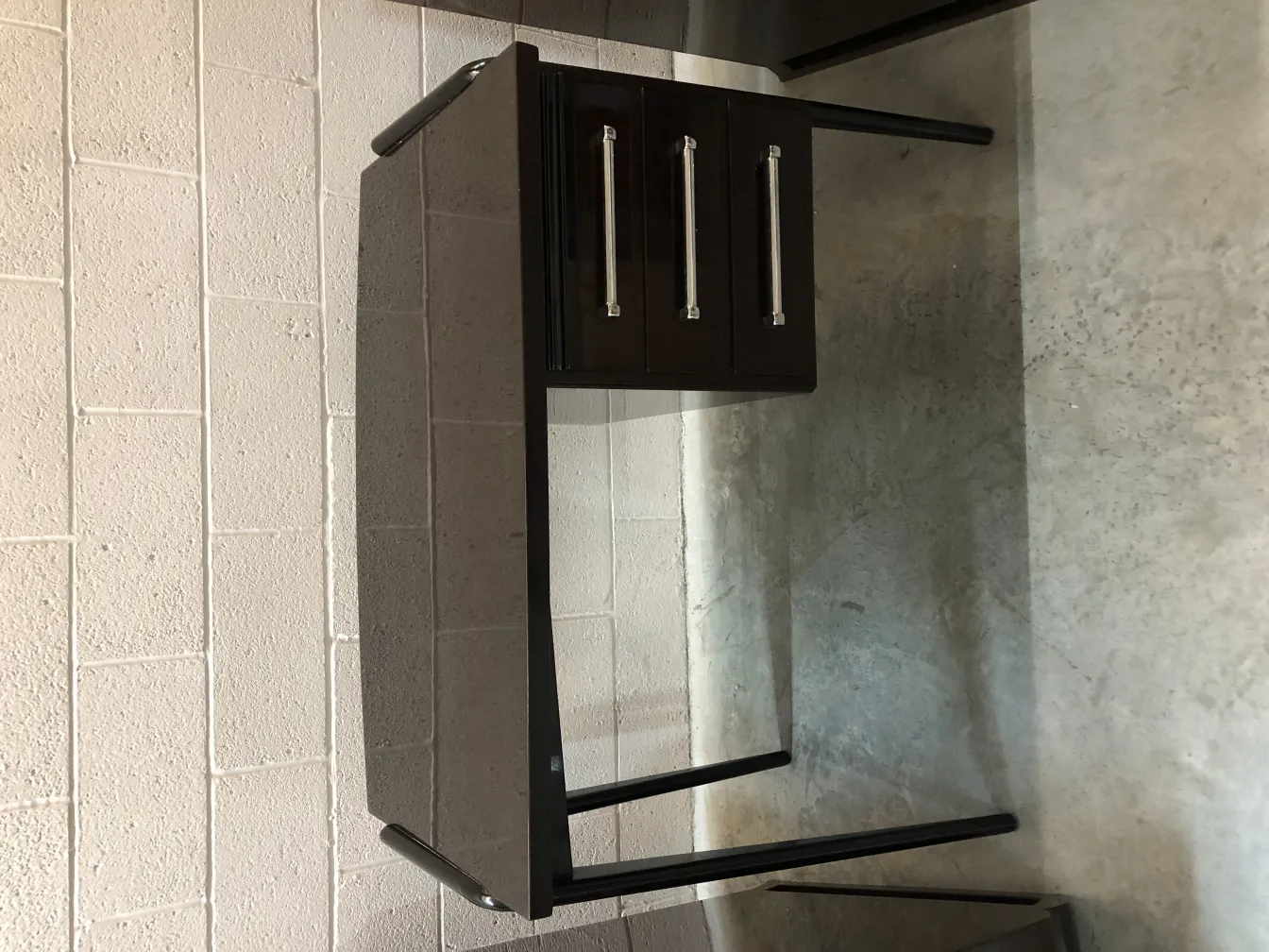 Escritorio antigo com design elegante e simples.