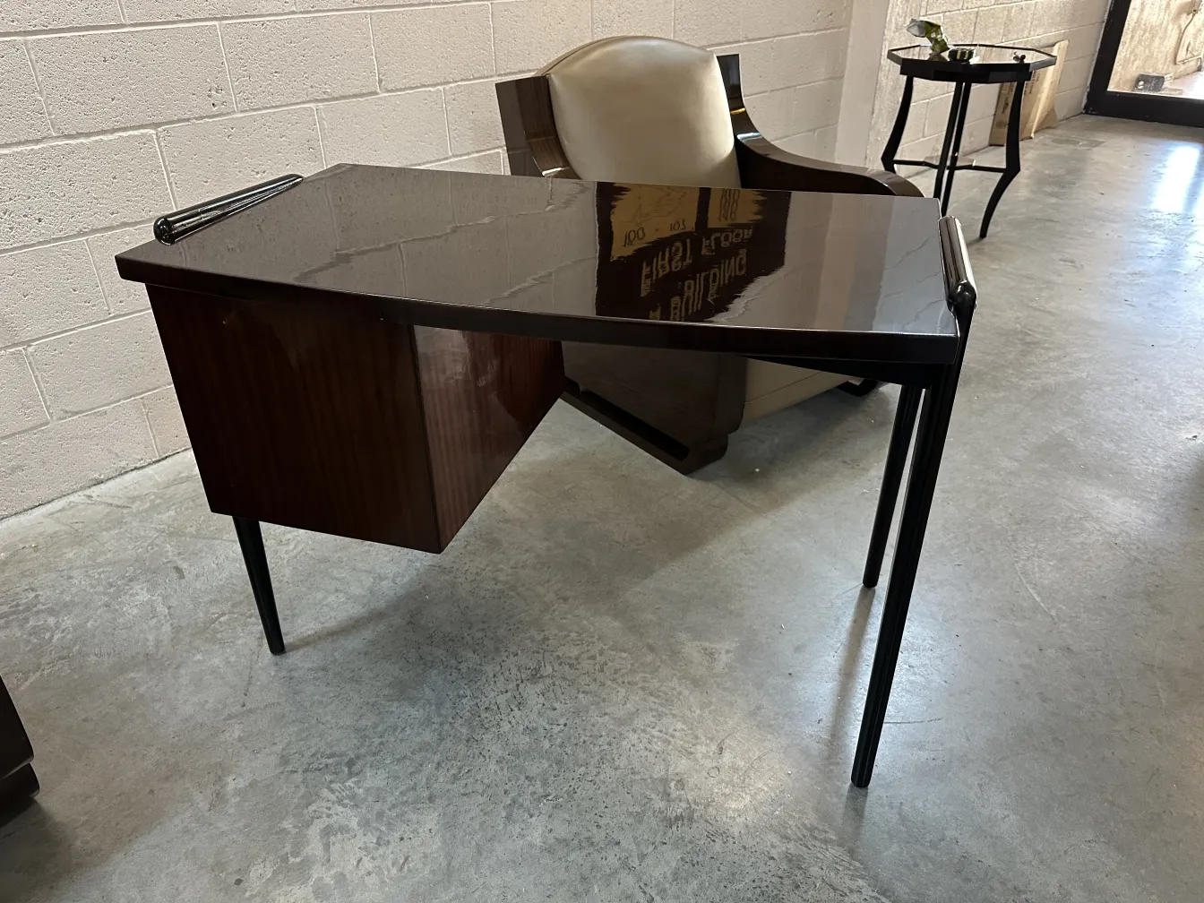 escritorio antiguo con superficie brillante y patas delgadas