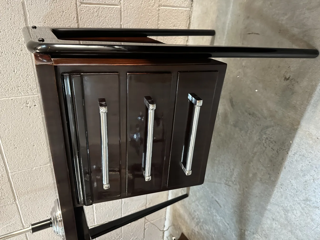 bureau ancien avec trois tiroirs et style élégant