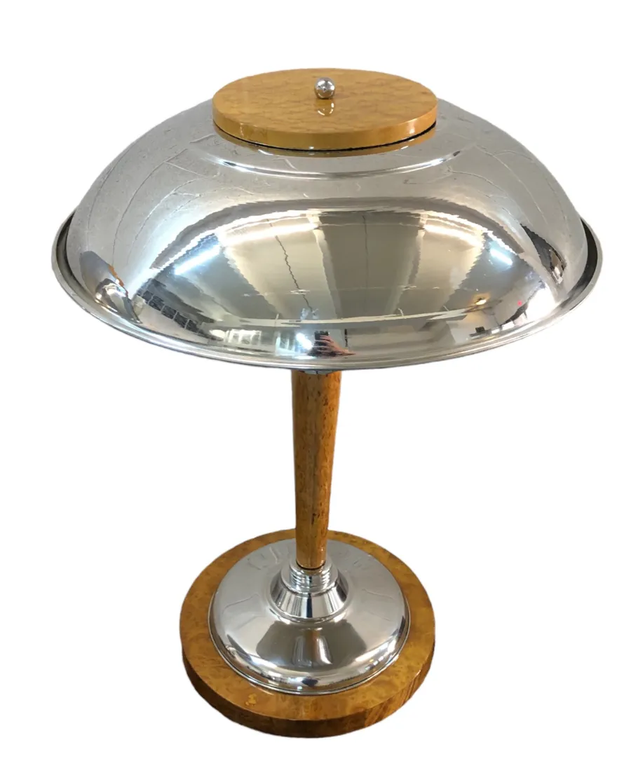 दो प्राचीन टेबल लैंप के साथ सजावटी आधार