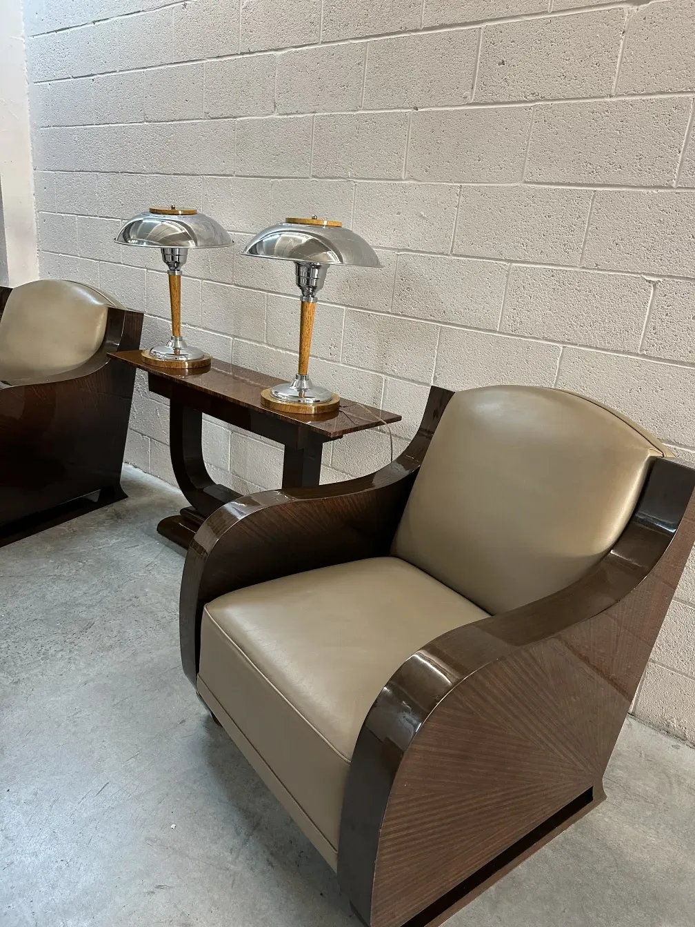 dos lámparas de mesa antiguas con un diseño elegante, decorando un ambiente moderno.