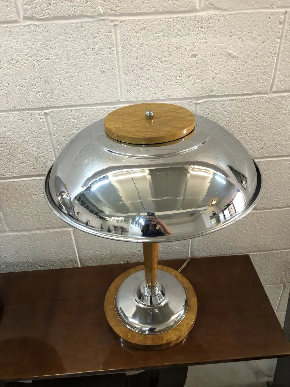 Deux lampes de table anciennes avec un design élégant, dans un cadre moderne