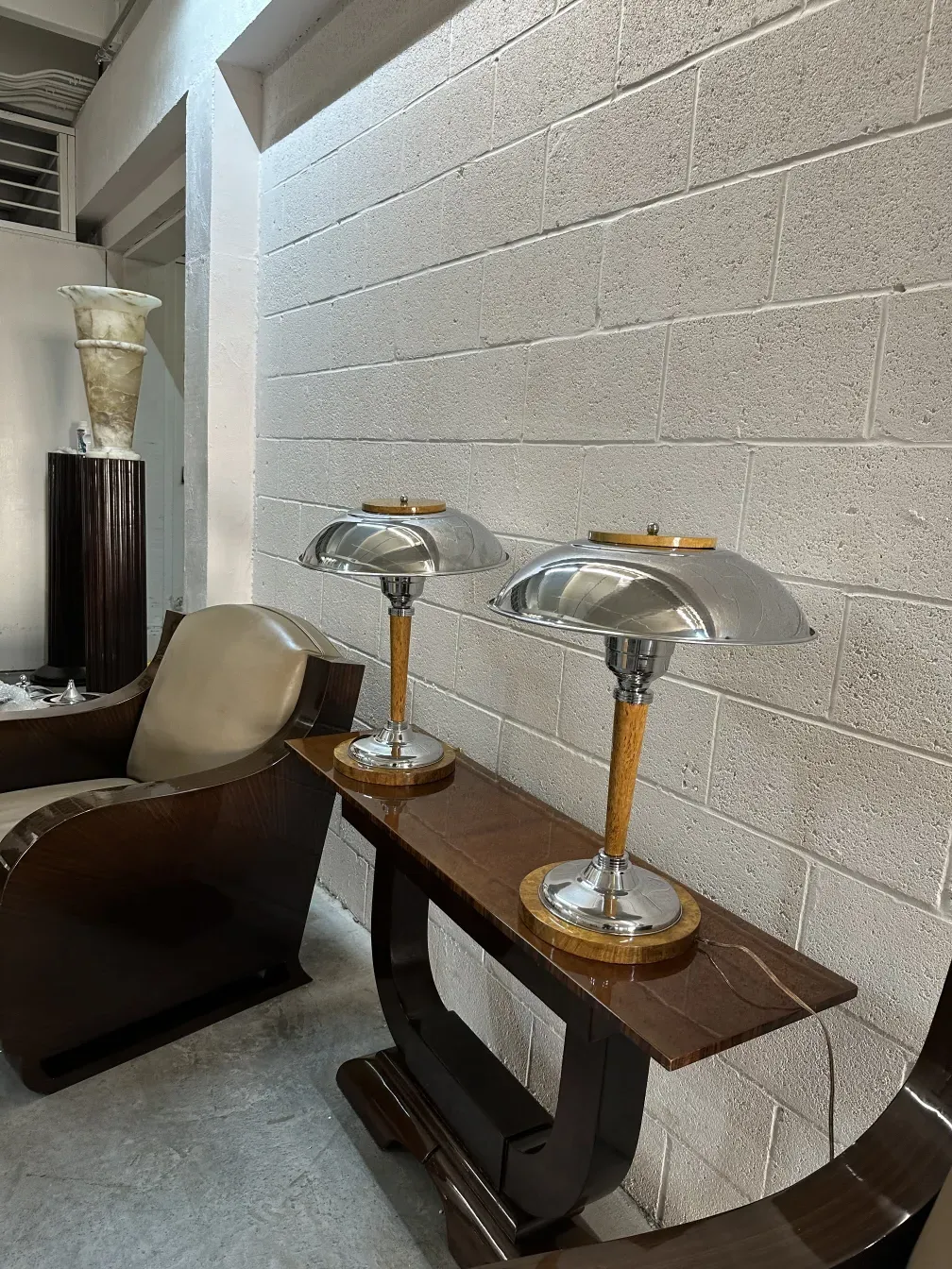 lampade da tavolo antiche con design unico su superficie lucida