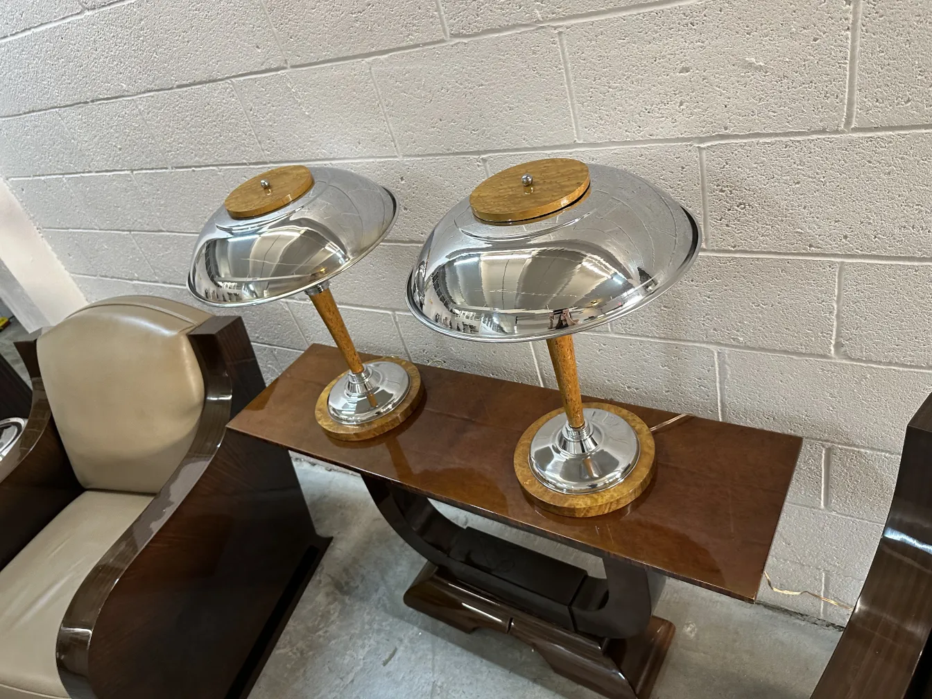 Dos lámparas de mesa antiguas con base de metal y estilo clásico