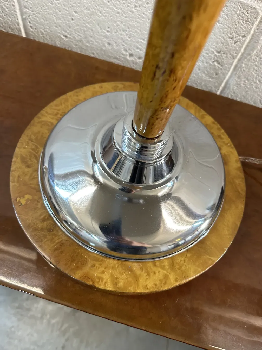 Vue rapprochée de deux lampes de table anciennes avec détails brillants et base chromée