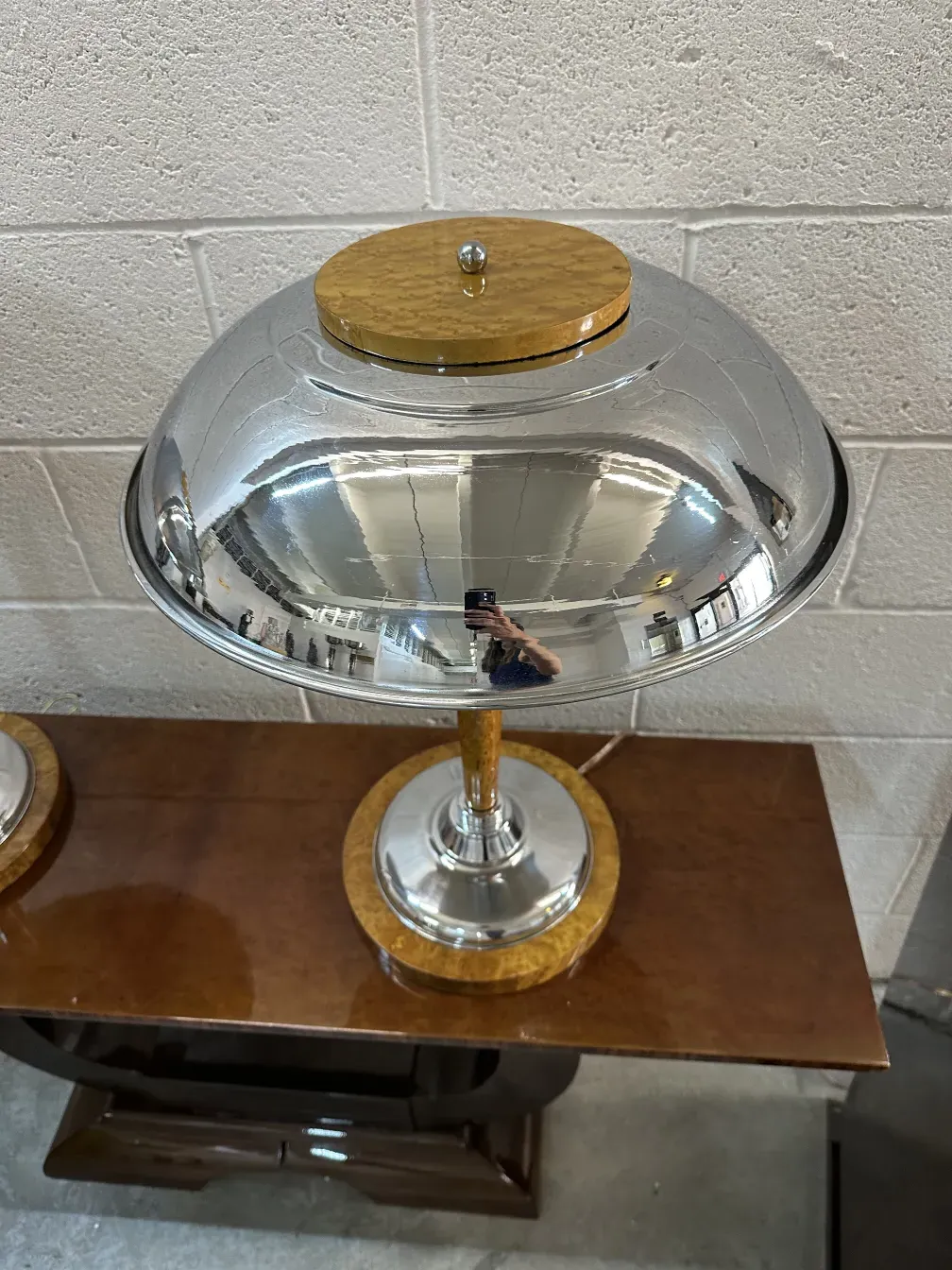 اثنان من مصابيح الطاولة القديمة بأساسات مثيرة للاهتمام