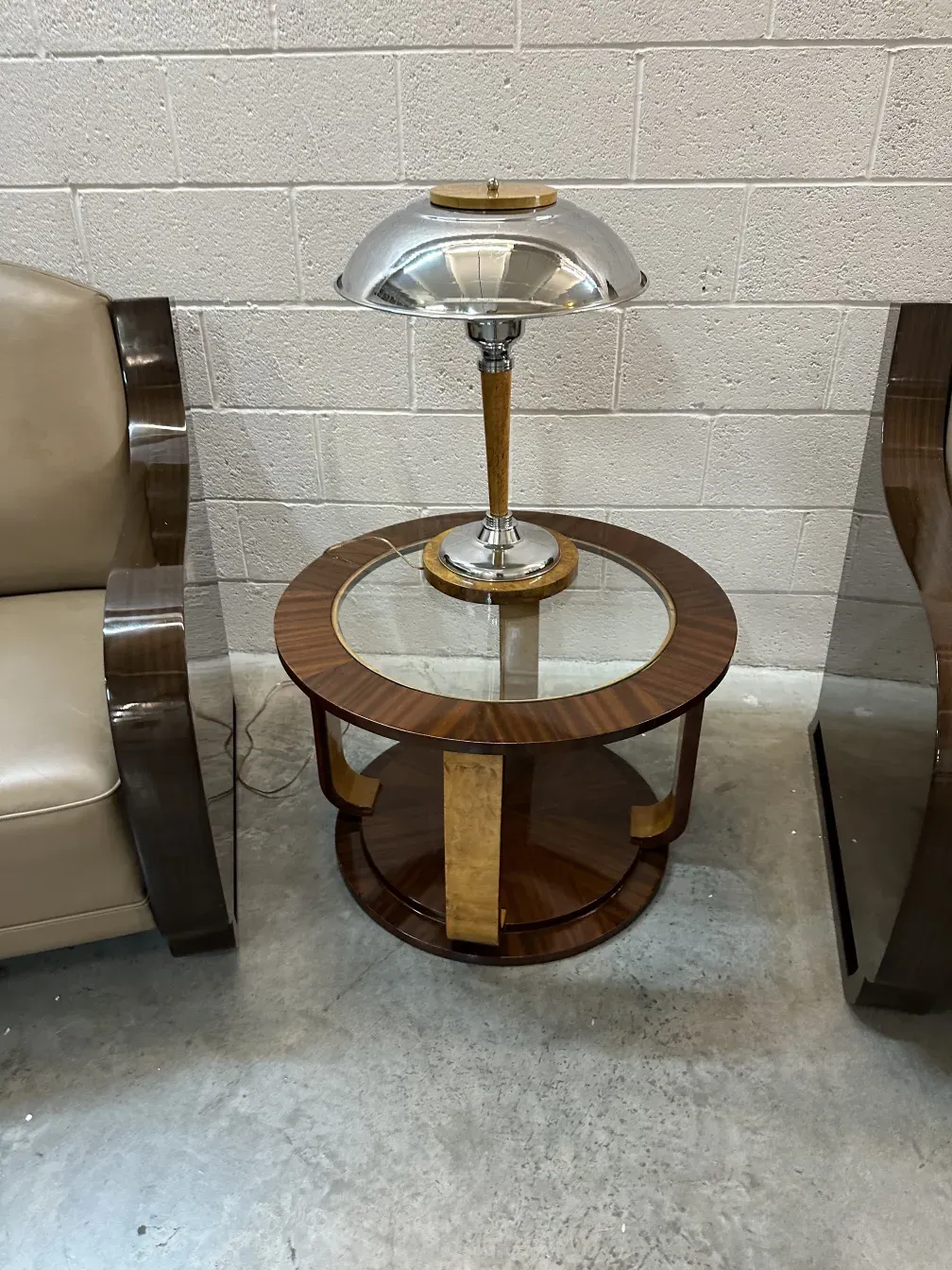 2 lampade da tavolo antiche con design rotondo e base decorativa in un ambiente elegante