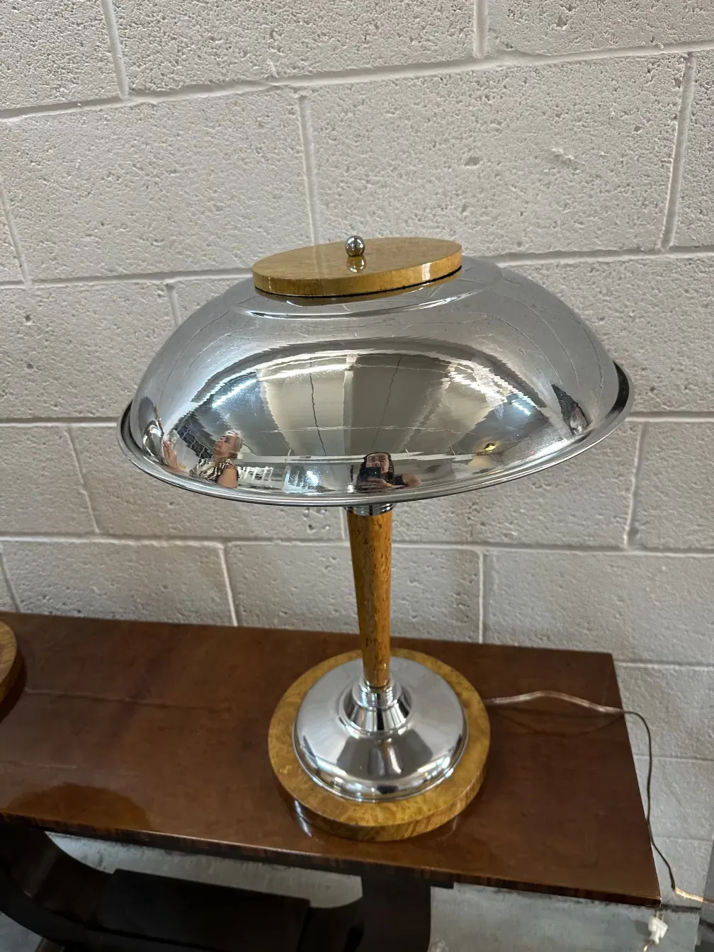 deux lampes de table antiques brillantes avec un design élégant