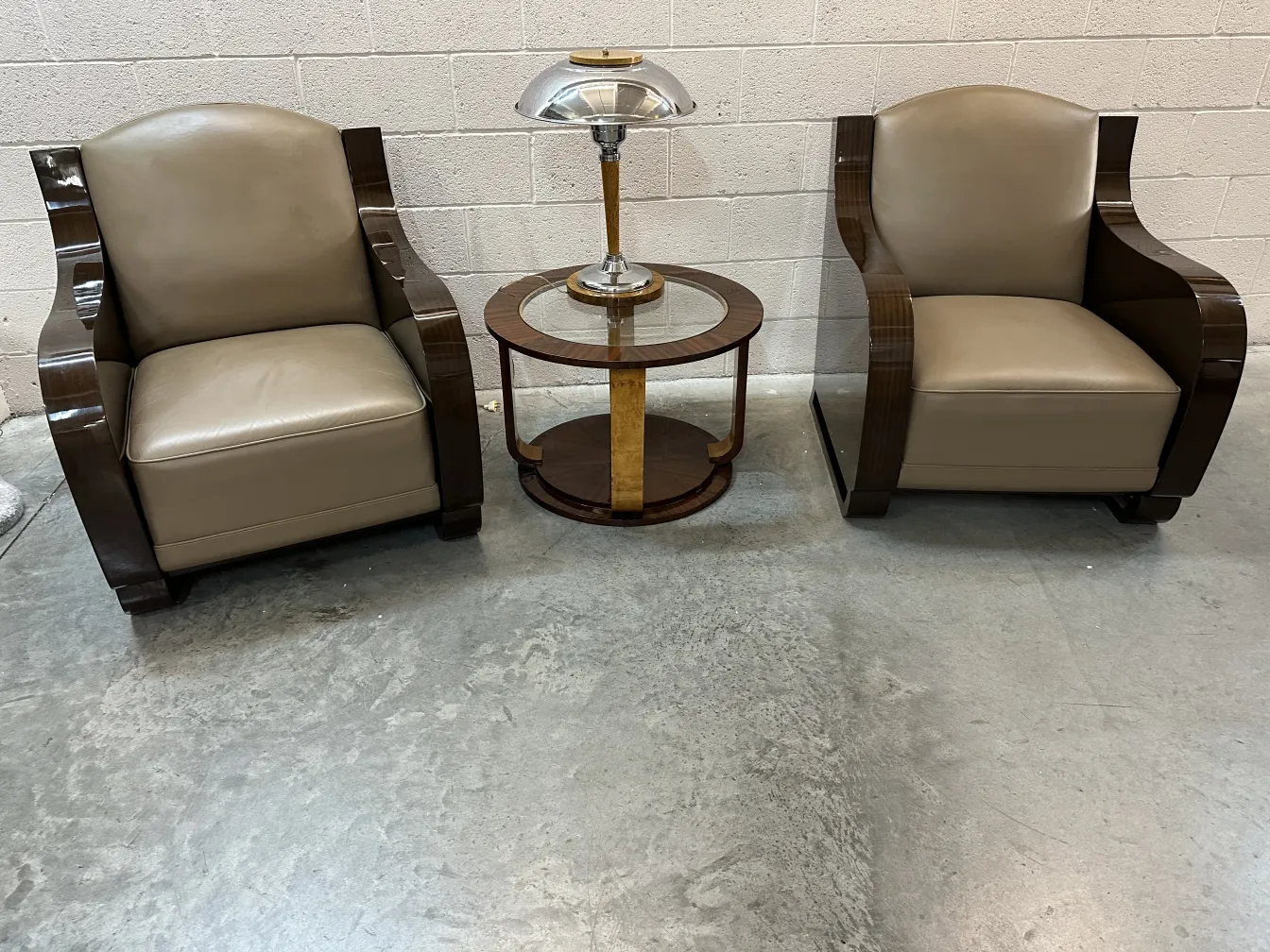 Dos lámparas de mesa antiguas de elegante diseño junto a sillones