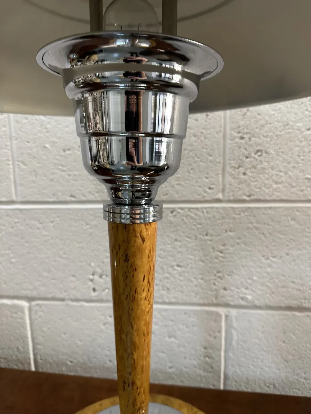 고전 테이블 램프의 세부 사항을 보여줍니다. 아늑한 분위기.