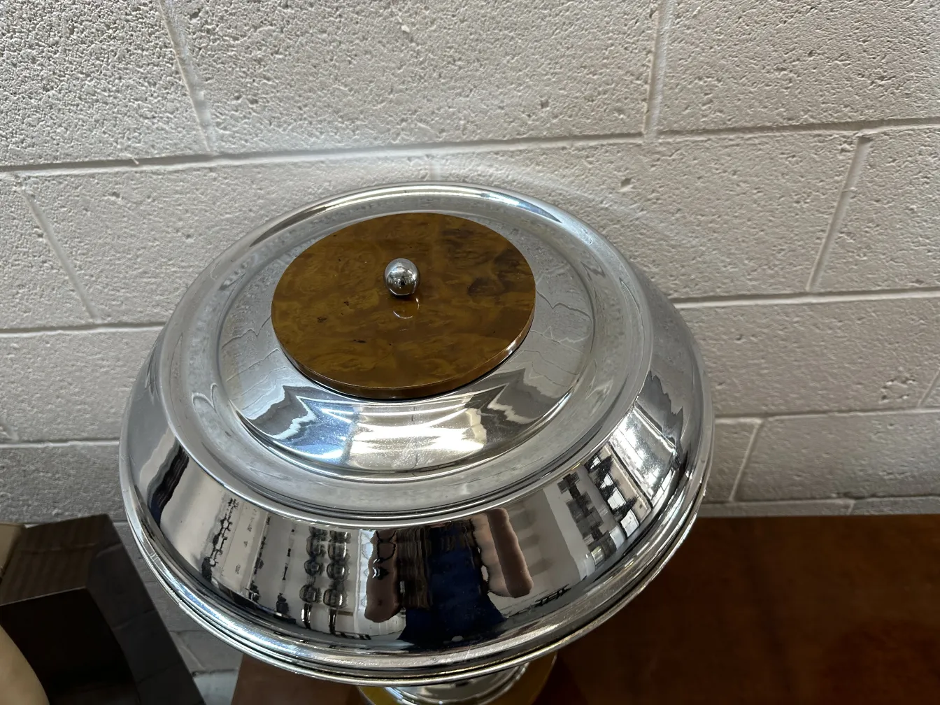 Vista superior de 2 lámparas de mesa antiguas con detalles circulares brillantes