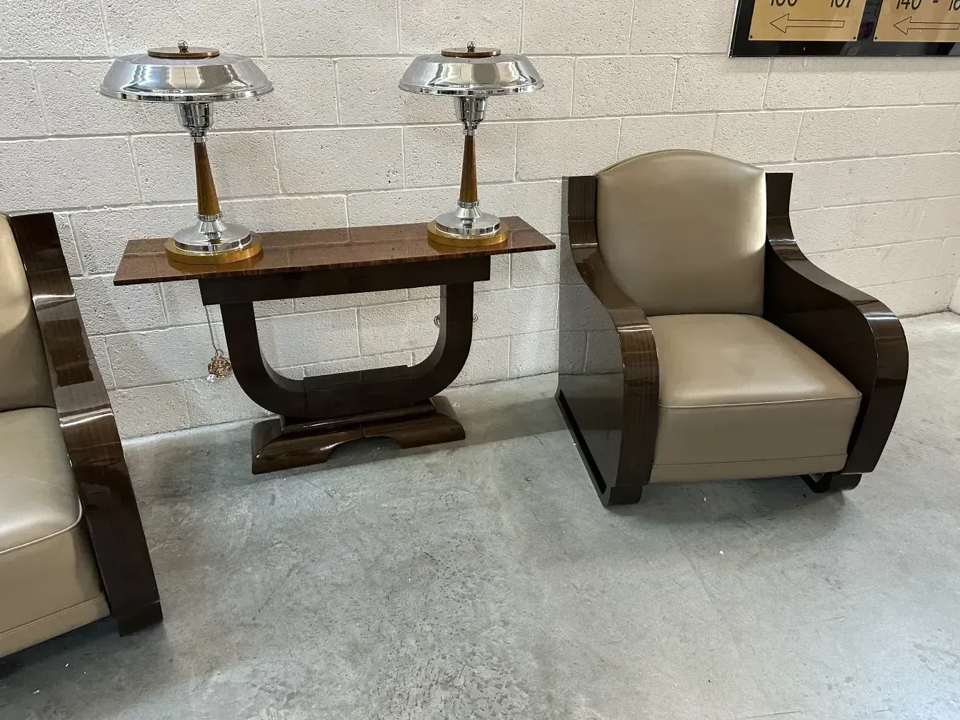 dos antiguas lámparas de mesa de diseño elegante junto a un sofá