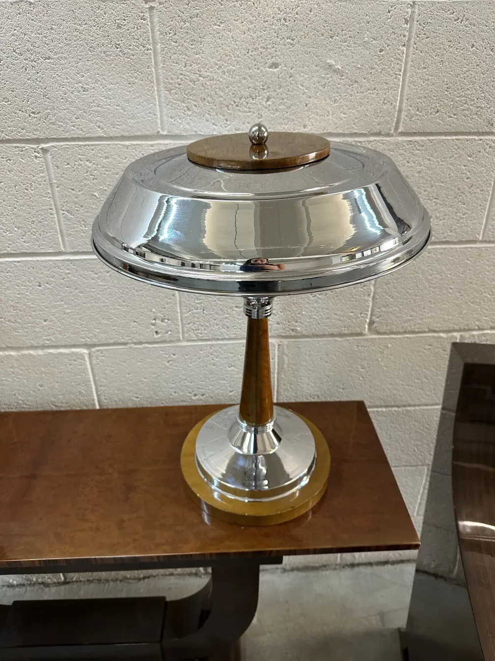 दो पुरानी टेबल लैंप जो चमकीली हैं और खूबसूरत डिजाइन हैं